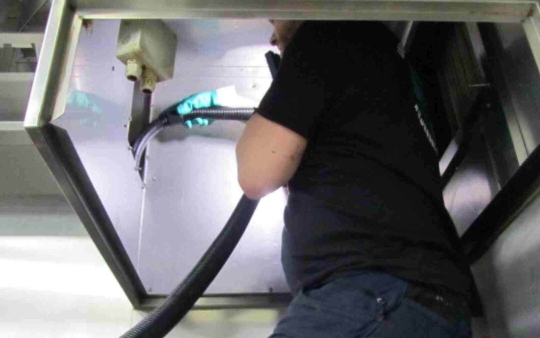 Gründliche Reinigung eines Küchenabluftsystems