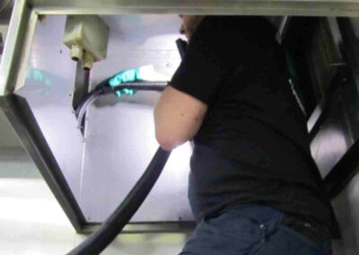 Gründliche Reinigung eines Küchenabluftsystems
