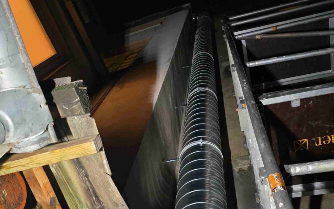 Installation einer vertikalen Abluftleitung bei Nacht – Präzision unter anspruchsvollen Bedingungen