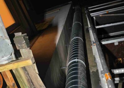 Installation einer vertikalen Abluftleitung bei Nacht – Präzision unter anspruchsvollen Bedingungen